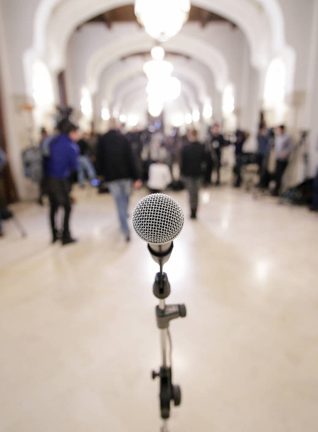 Bir basın toplantısında mikrofonun kapatılması - Fotoğraf, Görsel