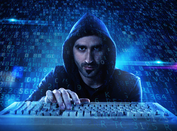 Hacker leyendo información personal en una computadora. Concepto de privacidad y seguridad
 - Foto, imagen