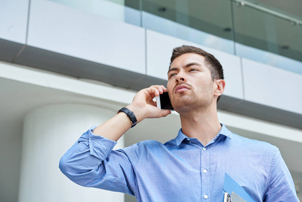 Портрет руководителя бизнеса, звонящего по телефону на открытом воздухе
 - Фото, изображение