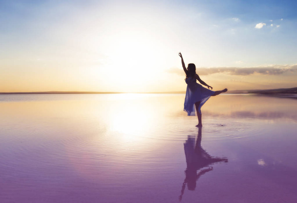 Kaunis ballerina tanssia veden päällä
 - Valokuva, kuva