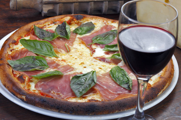 Pizza with Parma ham, mozzarella cheese and basil - Foto, afbeelding