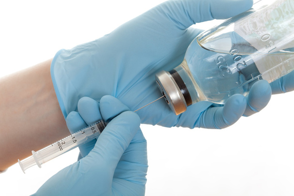 Medicamento que llena la jeringa con la vacuna
 - Foto, Imagen