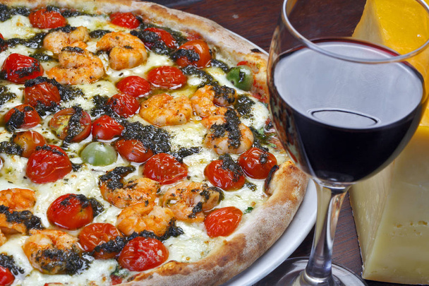 Shrimp pizza with cherry tomatoes - Foto, afbeelding