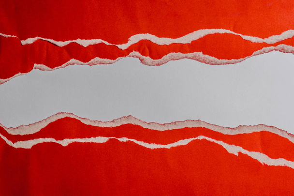 punainen revitty paperi, jossa on reunat valkoisella paperilla ja tekstikopiotilaa. Käyttämällä idea suunnittelu tausta tai tapetti
. - Valokuva, kuva