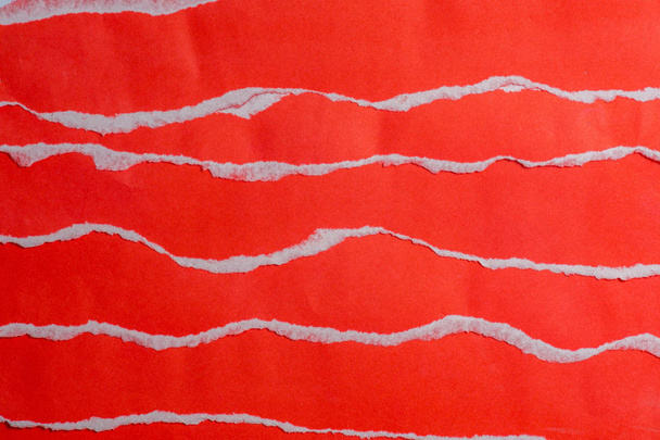 Gescheurd papier in rode kleuren lagen. - Foto, afbeelding