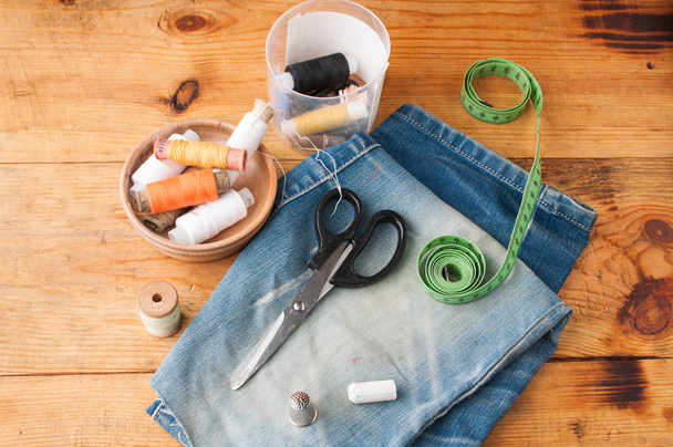 Herramientas de coser hobby, juego de sastre en una mesa de madera
, - Foto, imagen