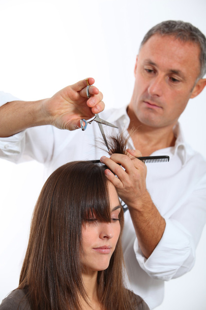 Hairdresser cutting woman's hair - Fotoğraf, Görsel