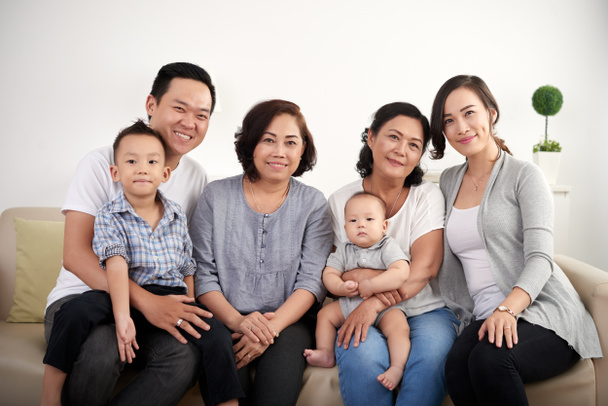 Muotokuva iso aasialainen perhe poseeraa valokuva kotona
 - Valokuva, kuva