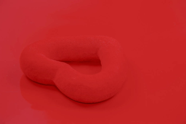 Rood hart op een rode achtergrond, de liefde, de dag van Valentijnskaarten - Foto, afbeelding
