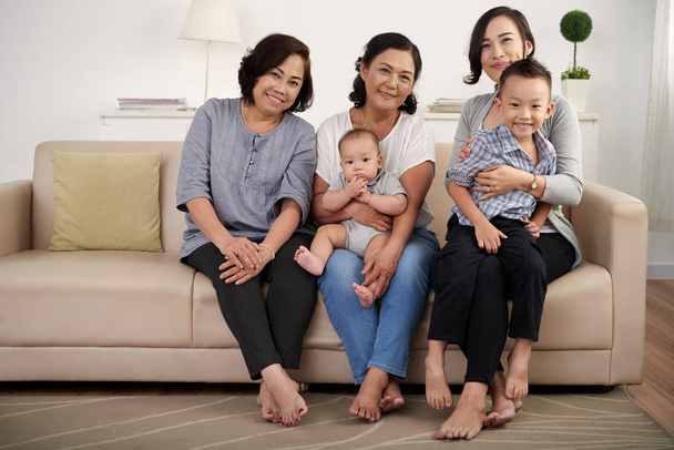 2 人の子供を持って自宅で写真のポーズのアジア家族の肖像 - 写真・画像