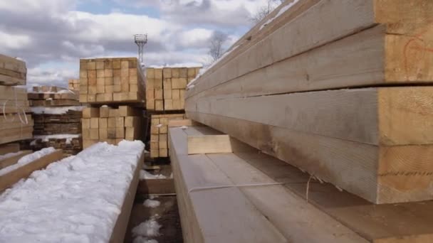 Pilhas de blocos de madeira embalados armazenados no quintal da serraria
 - Filmagem, Vídeo