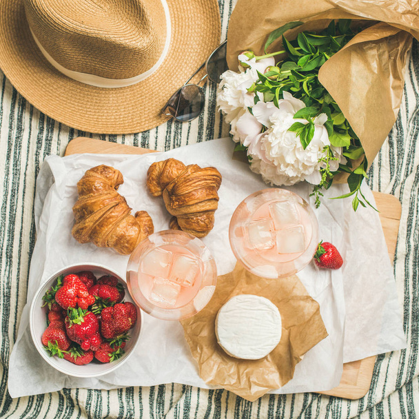 French style summer picnic setting - Фото, зображення