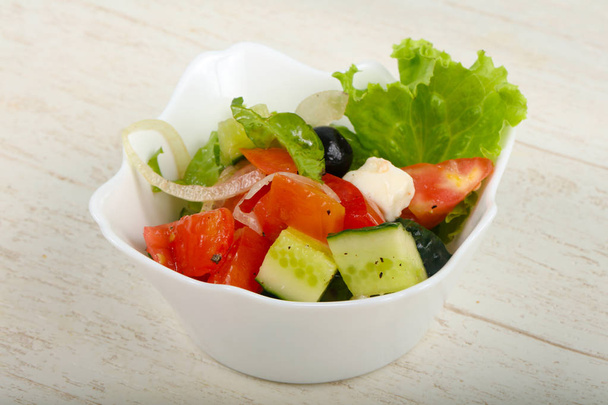 Греческий салат с оливками и сыром фета - Фото, изображение