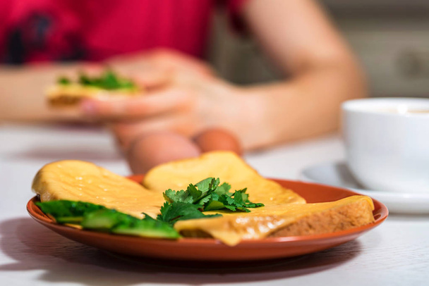 Café da manhã de sanduíche de queijo, ovos e café
 - Foto, Imagem