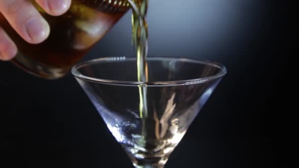 Barman voorbereiding alcoholische cocktail drinken met kersen. - Video