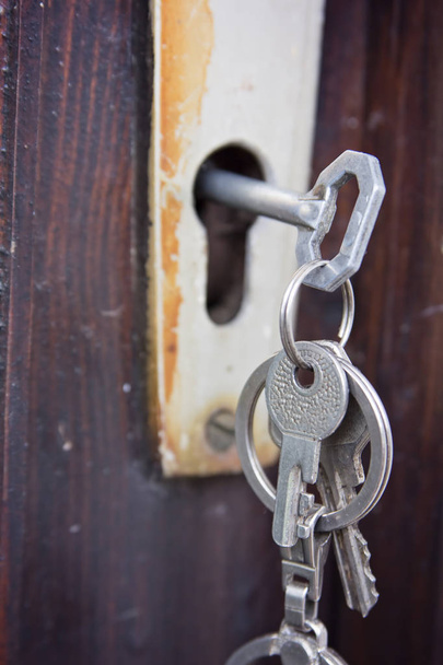 Conjunto de chaves em uma antiga fechadura rústica
 - Foto, Imagem