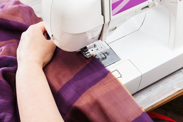 designer hems strips of fabrics for patchwork - Φωτογραφία, εικόνα