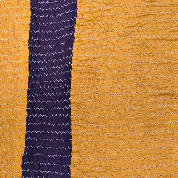 gelber textiler Hintergrund aus gestickten Streifen - Foto, Bild