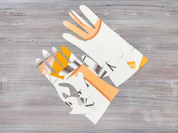 Papírové modely rukavic na dřevěný stůl - Fotografie, Obrázek