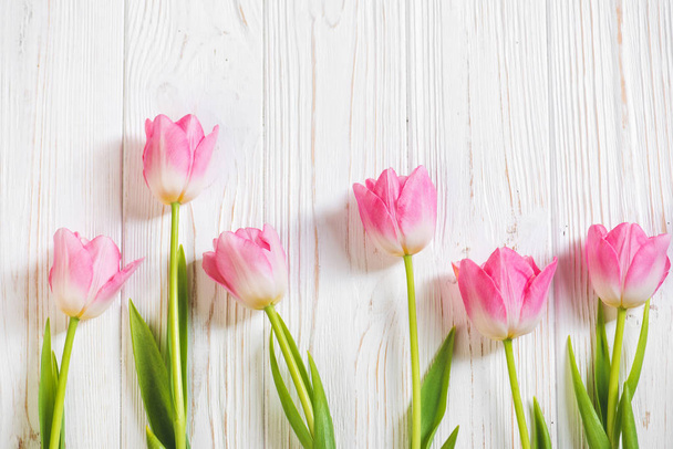Pink tulip flower on wooden background - Foto, afbeelding