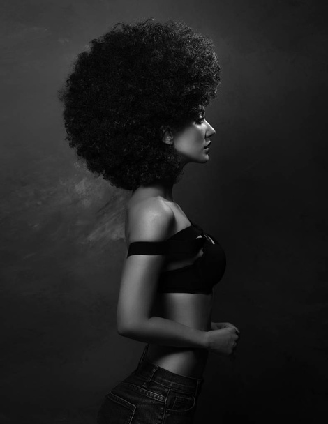 Studio Afrika bir saç modeli ile kız - Fotoğraf, Görsel
