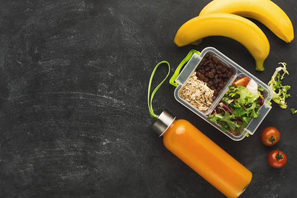 Oběd box se zdravou výživou na pozadí černý stůl - Fotografie, Obrázek