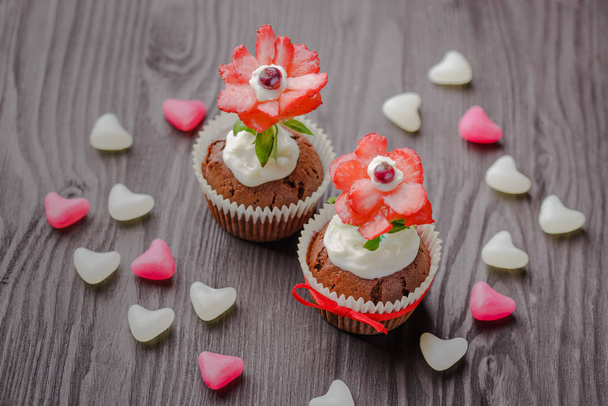 muffin festivi, cottura per San Valentino, Il 14 febbraio, muffin per le feste, muffin per San Valentino, muffin con il simbolismo del cuore, cottura fatta in casa, muffin decorati, muffin con
  - Foto, immagini