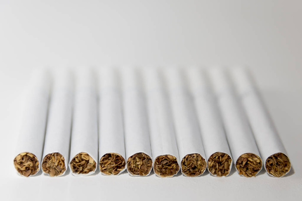 Paquete abierto de cigarrillos acostado sobre fondo gris con camino de recorte
. - Foto, Imagen