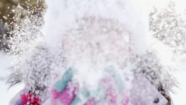 Kar fırlatma hakkında mutlu bir kızdır. Yakın çekim - Video, Çekim