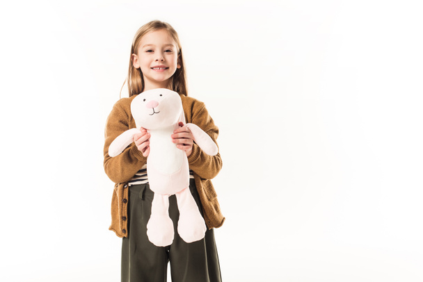 onnellinen pieni lapsi pehmeä lelu pupu eristetty valkoinen
 - Valokuva, kuva