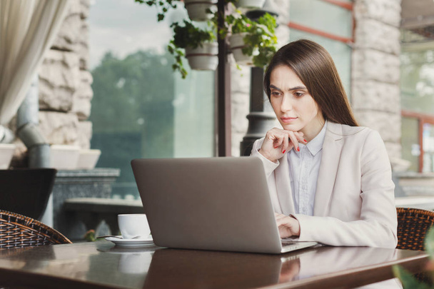 Jeune femme d'affaires en plein air travaillant avec un ordinateur portable
 - Photo, image