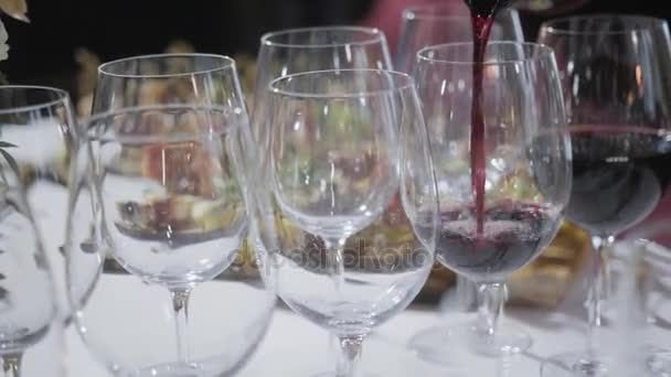Furshet. Πίνακας κορυφή γεμάτο ποτήρια κρασί με ορεκτικά και antipasti στο παρασκήνιο. σαμπάνια φυσαλίδες - Πλάνα, βίντεο