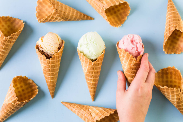 Conos de helado de gofre
 - Foto, Imagen