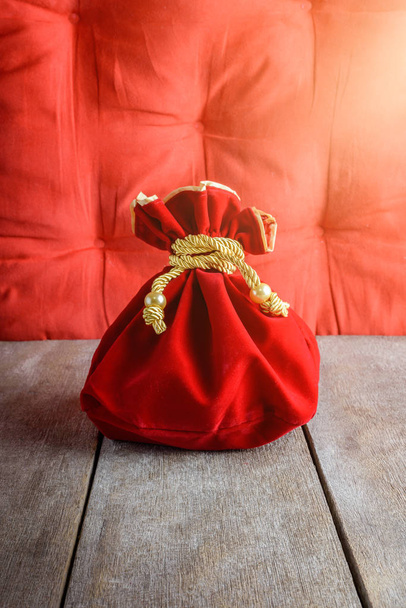 Kínai újév piros szövet- vagy selyem táskát, ang pow szerencse - Fotó, kép