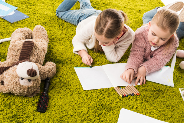 kis nővérek rajza együtt a padló - Fotó, kép