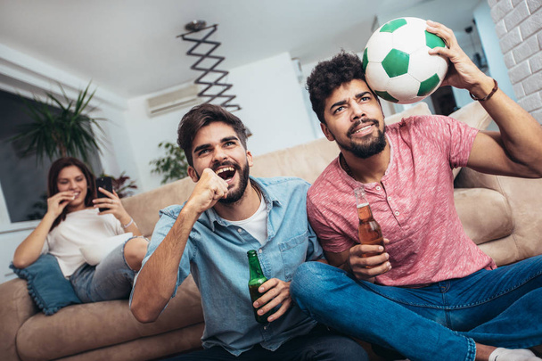 Grupo de aficionados multinacionales al fútbol animando
 - Foto, imagen