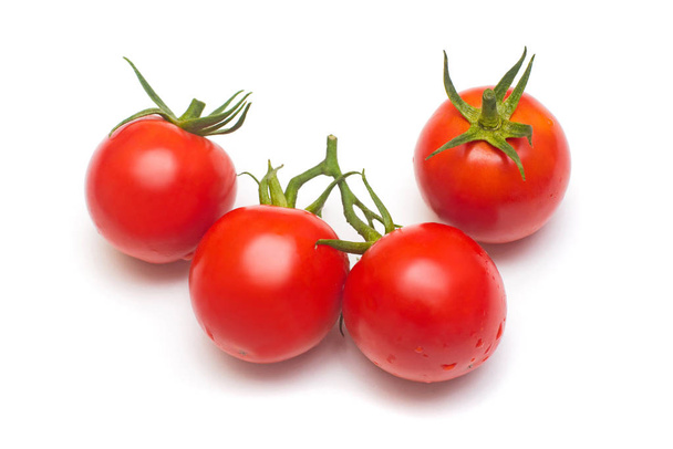 Tomaten ganz isoliert auf weißem Hintergrund. leckeres und gesundes Essen. flache Lage, Draufsicht  - Foto, Bild