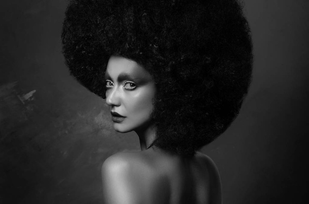 Girl in studio with an African hairstyle - Foto, Imagem