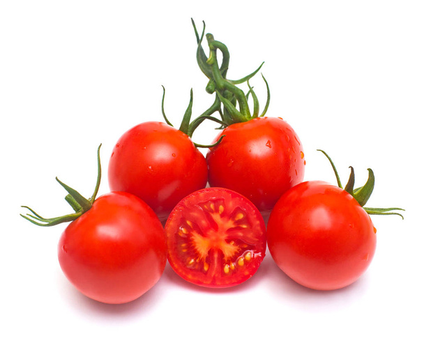 Rote Tomaten ganz und Stücke isoliert auf weißem Hintergrund. Gemüse. Bio-Lebensmittel. lecker und gesund. flache Lage, Draufsicht  - Foto, Bild