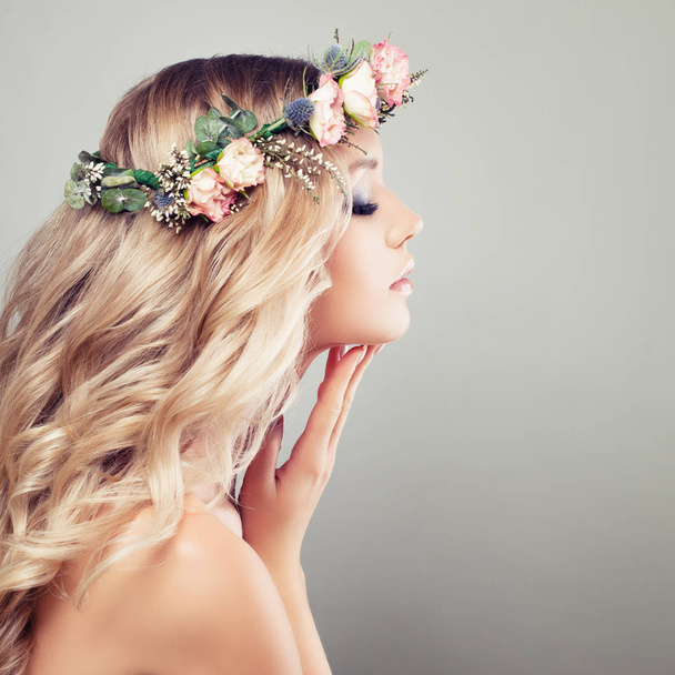 Jovem mulher bonita com flores em seu cabelo
 - Foto, Imagem