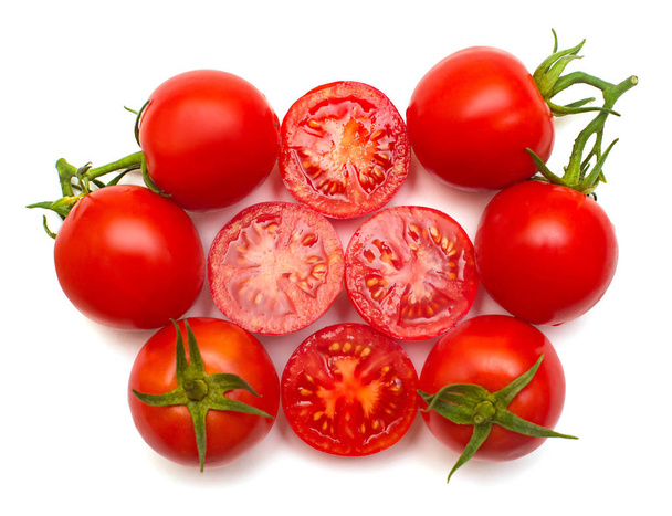 Bütün ve dilimlenmiş izole üzerinde beyaz arka plan domates koleksiyonu. Lezzetli ve sağlıklı yemek. Düz yatıyordu, en iyi görünümü  - Fotoğraf, Görsel