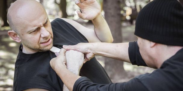 Lameco Astig Combatives instructor demonstrates knife attack dis - Foto, immagini