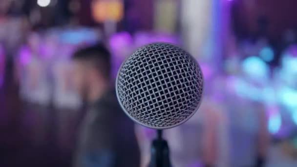 Microfone sobre a sala de conferências embaçada abstrato ou fundo do banquete de casamento
 - Filmagem, Vídeo