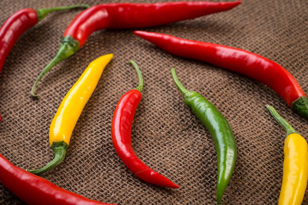 Świeże chili peppers - żółta, Zielona i czerwona papryka chili - Zdjęcie, obraz