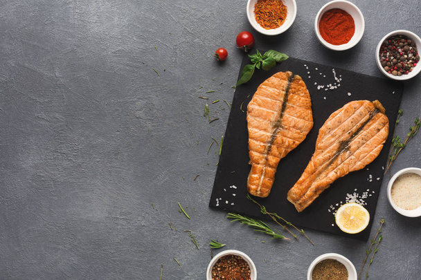 Сочное филе из лосося, приготовленное на гриле
 - Фото, изображение