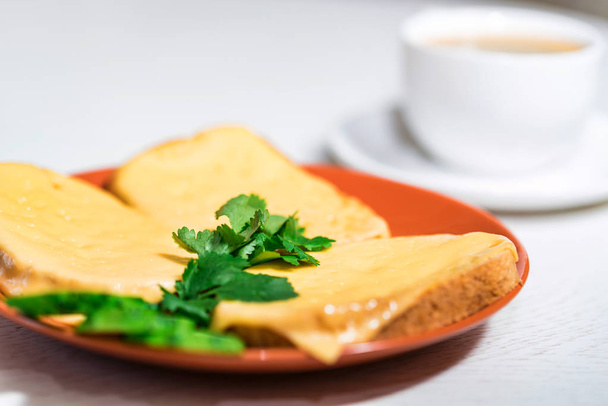 Snídaně sendvič se sýrem a šálek kávy - Fotografie, Obrázek