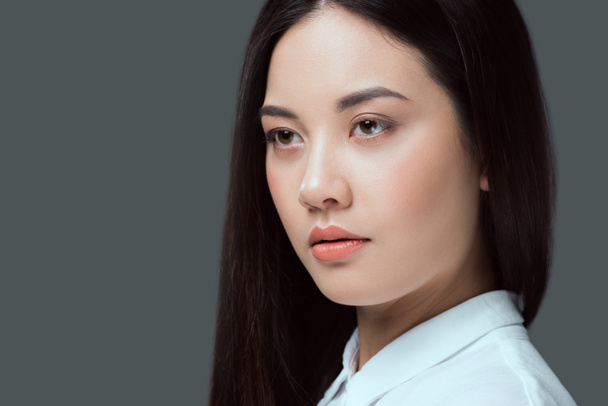 close-up portrait of beautiful young asian woman looking away isolated on grey - Valokuva, kuva