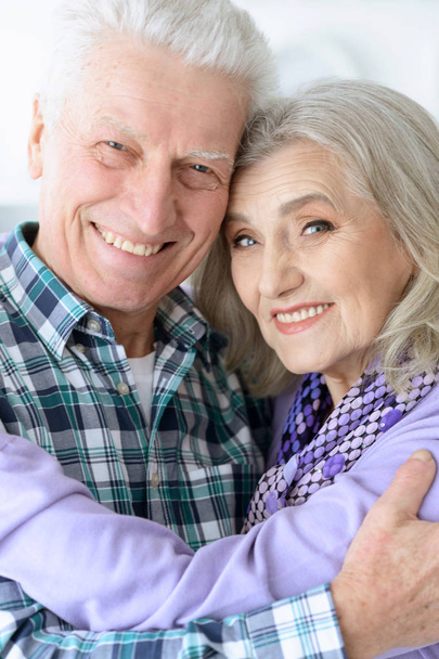 Boldog idősebb pár otthon közeli portréja - Fotó, kép