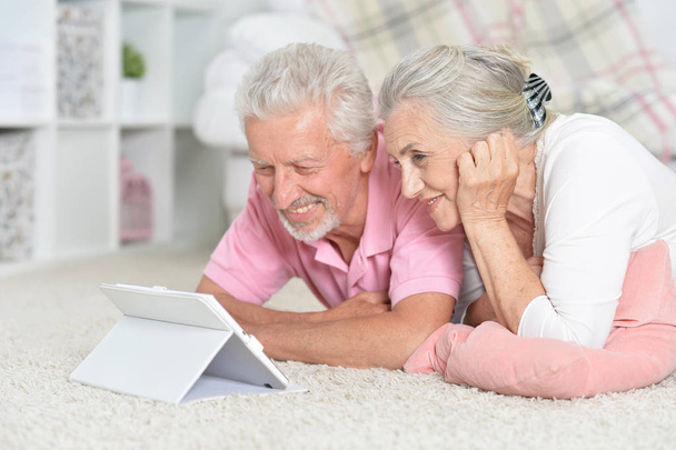 happy senior couple with laptop - Foto, imagen