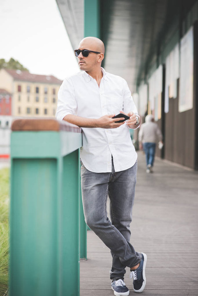 Jeune homme en plein air avec smartphone
  - Photo, image